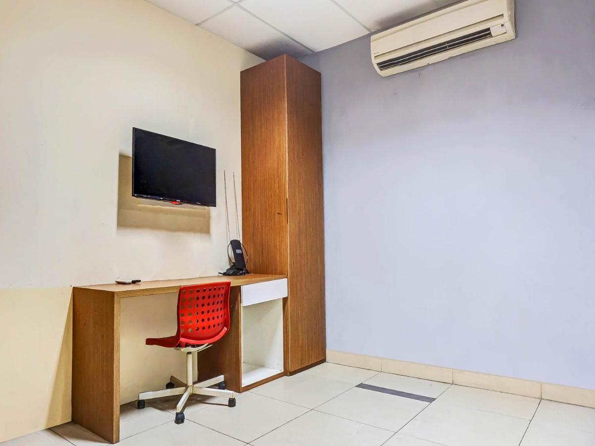 Oyo 90872 Coolz Tebet Near Tis Square Hotel 2*